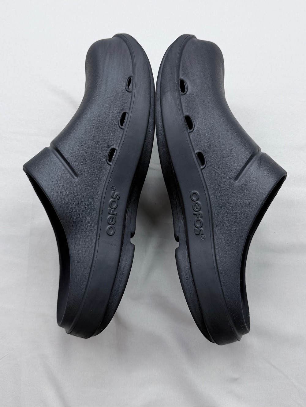 Oofos OOclog Recovery clog. Unisex - Picture 4 of 9